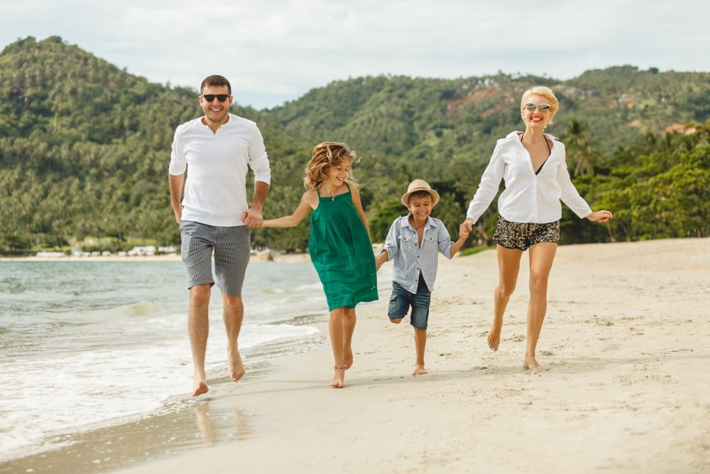 Familie på eksotisk strand